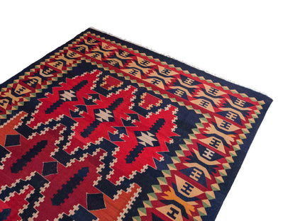 Handgewebter Kelim Afghan Teppich aus Wolle von Khademi. Größe 298 x 191 cm. Farbe: Blau, rot. Verkauf durch JUPITER Intl.