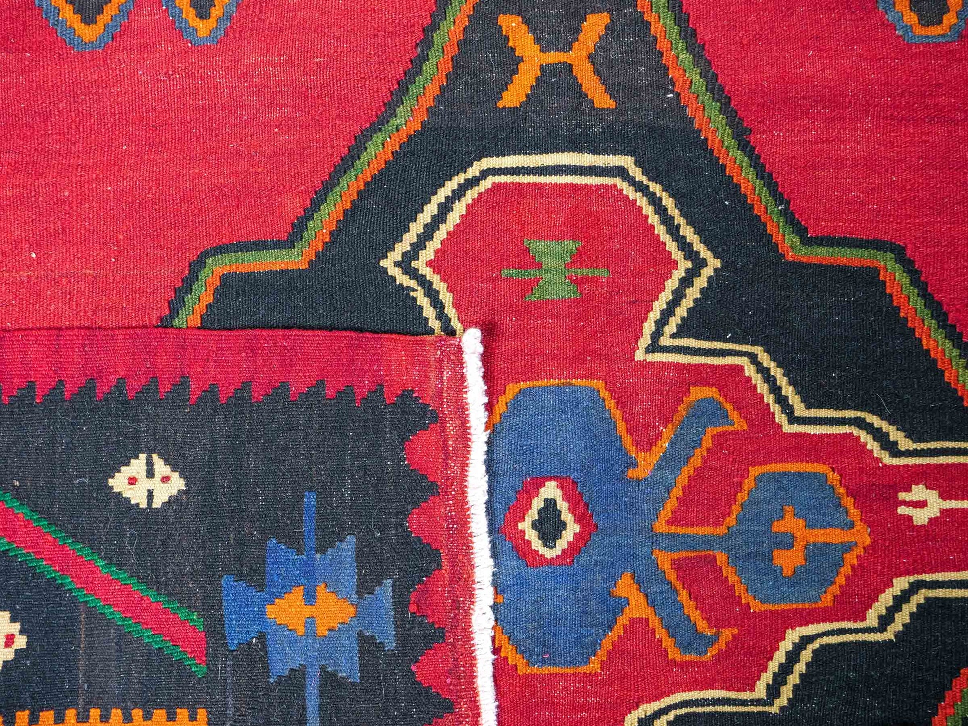 Handgewebter Kelim Afghan Teppich aus Wolle von Khademi. Größe 301 x 160 cm. Farbe: Rot, schwarz, blau, grün. Verkauf durch JUPITER Intl.