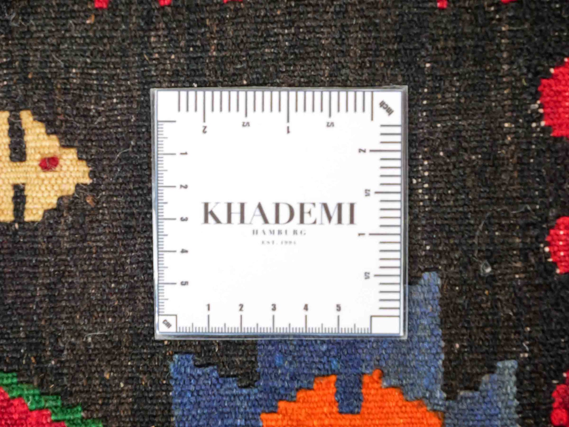 Handgewebter Kelim Afghan Teppich aus Wolle von Khademi. Größe 301 x 160 cm. Farbe: Rot, schwarz, blau, grün. Verkauf durch JUPITER Intl.