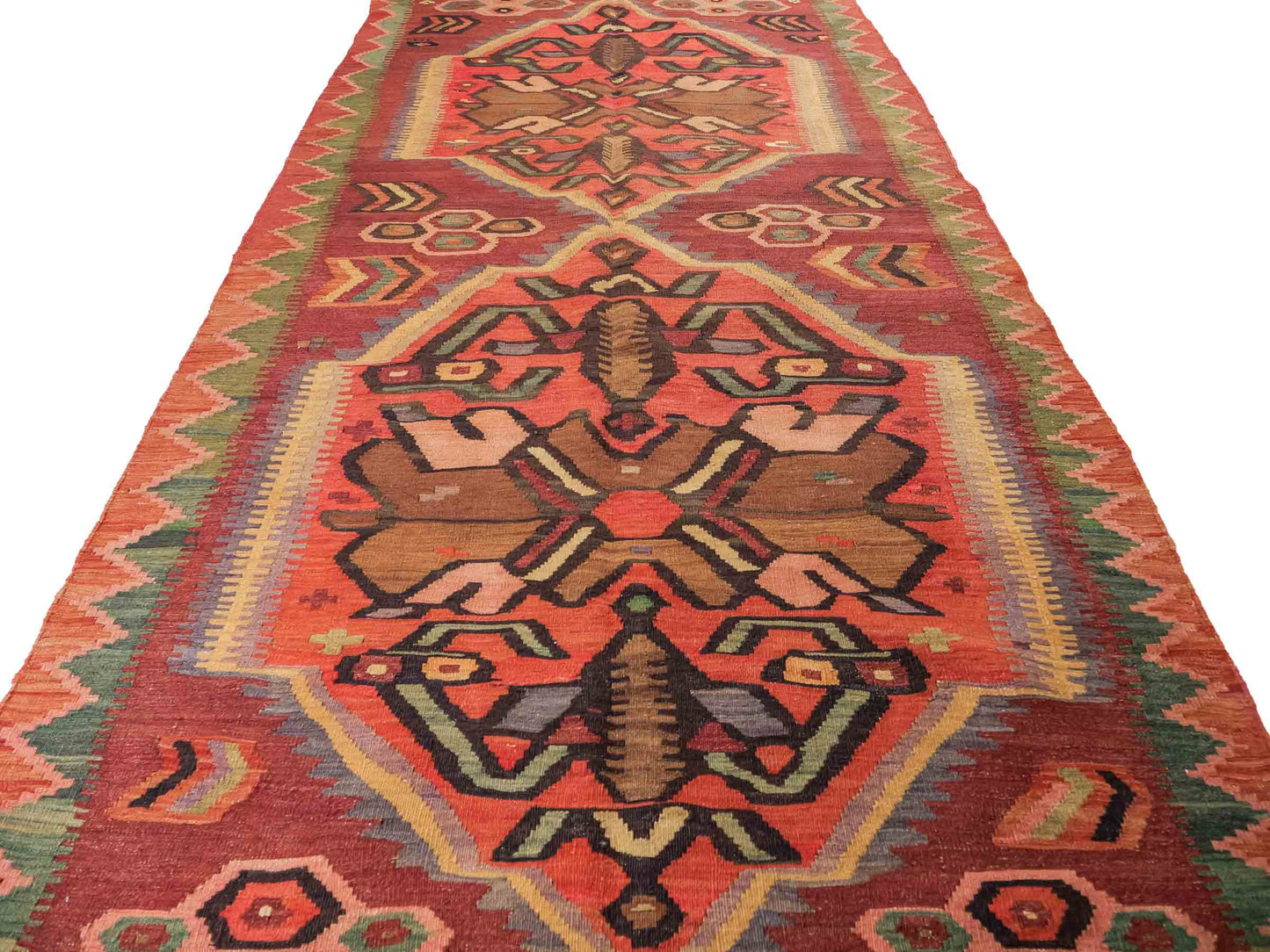 Antiker, handgeknüpfter, kaukasischer Kelim aus Wolle von Khademi. Farbe: Braun, beige, gelb,  orange, grün. Größe: 263 x 126 cm. Verkauf durch JUPITER Intl.
