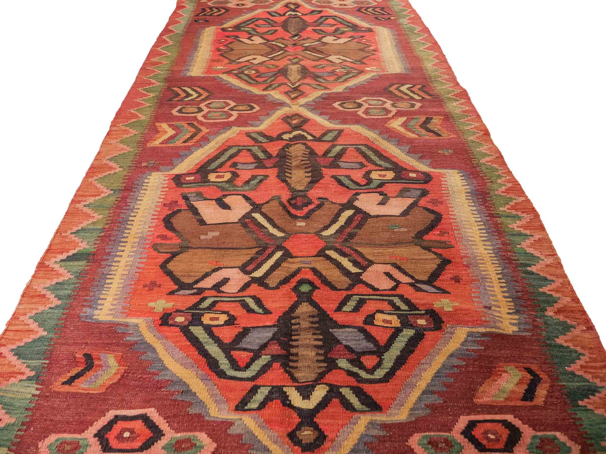 Antiker, handgeknüpfter, kaukasischer Kelim aus Wolle von Khademi. Farbe: Braun, beige, gelb,  orange, grün. Größe: 263 x 126 cm. Verkauf durch JUPITER Intl.