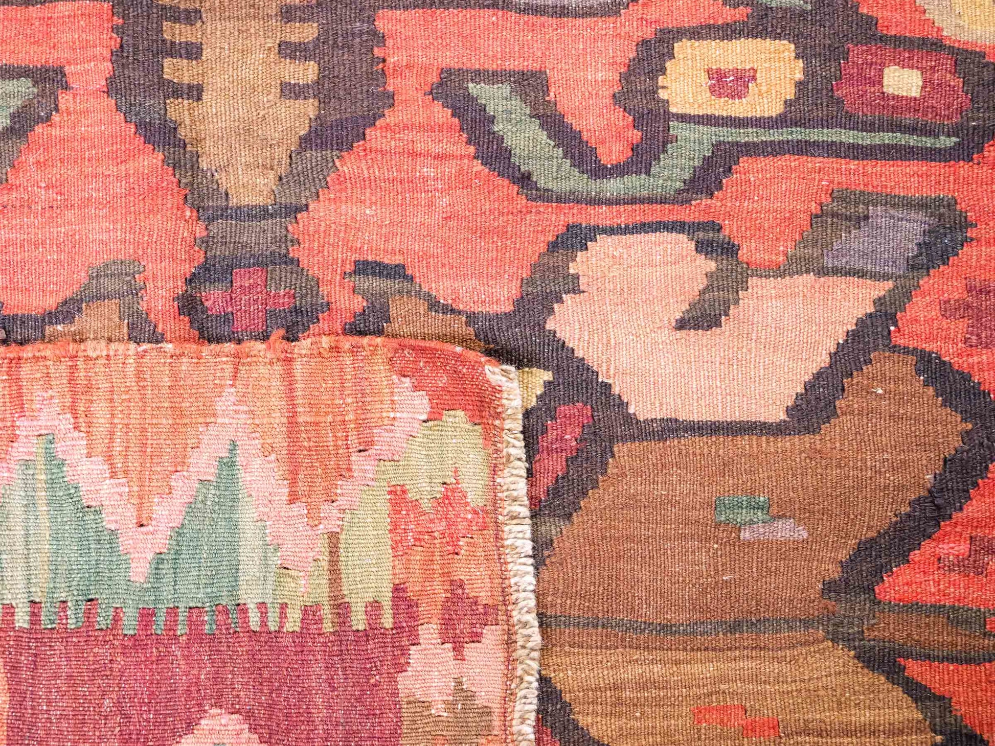 Antiker, handgeknüpfter, kaukasischer Kelim aus Wolle von Khademi. Farbe: Braun, beige, gelb,  orange, grün. Größe: 263 x 126 cm. Verkauf durch JUPITER Intl.