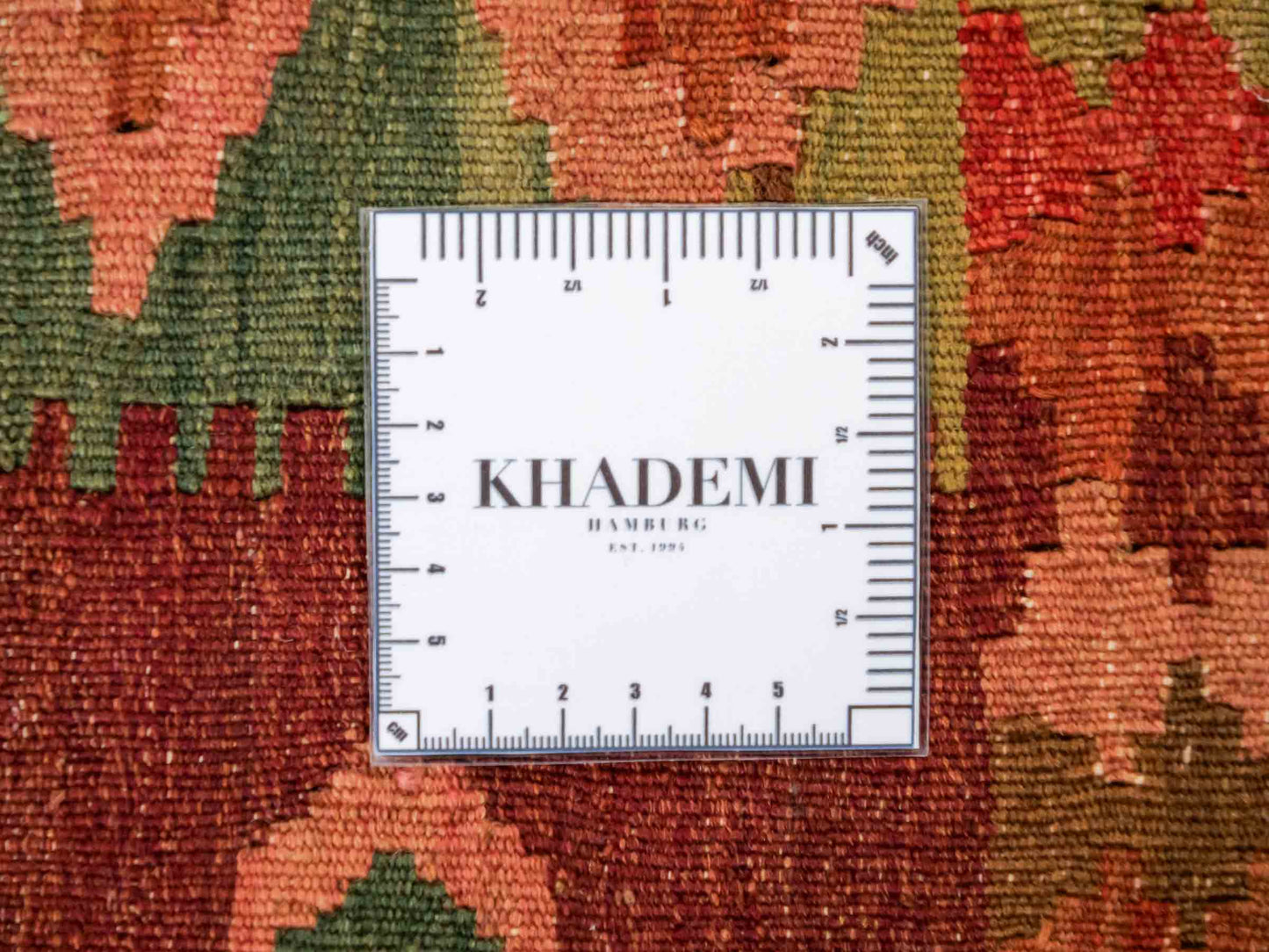 Antiker, handgeknüpfter, kaukasischer Kelim aus Wolle von Khademi. Farbe: Braun, beige, gelb,  orange, grün. Größe: 263 x 126 cm. Verkauf durch JUPITER Intl.