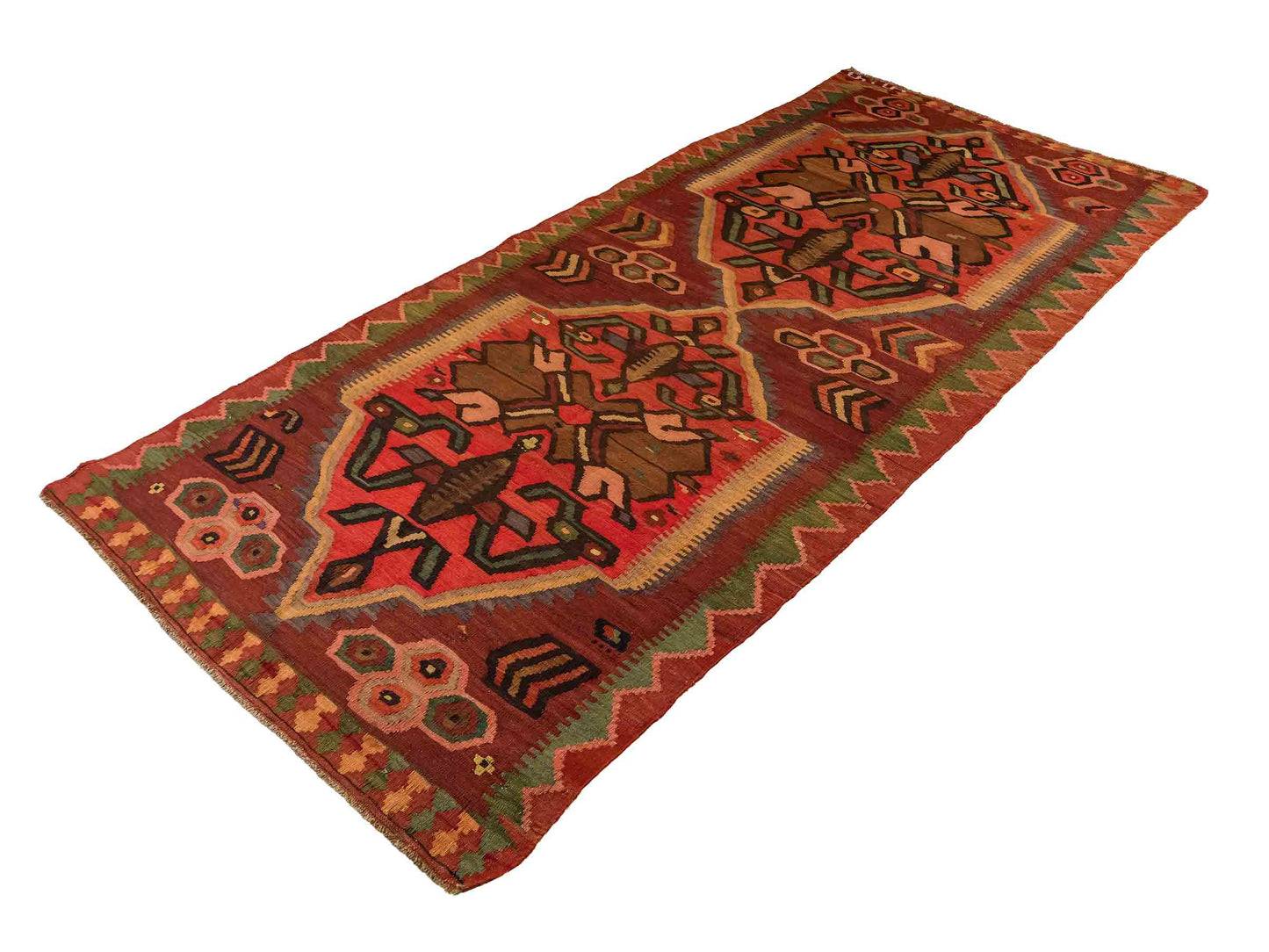 Antiker, handgeknüpfter, kaukasischer Kelim aus Wolle von Khademi. Farbe: Braun, beige, gelb,  orange, grün. Größe: 263 x 126 cm. Verkauf durch JUPITER Intl.