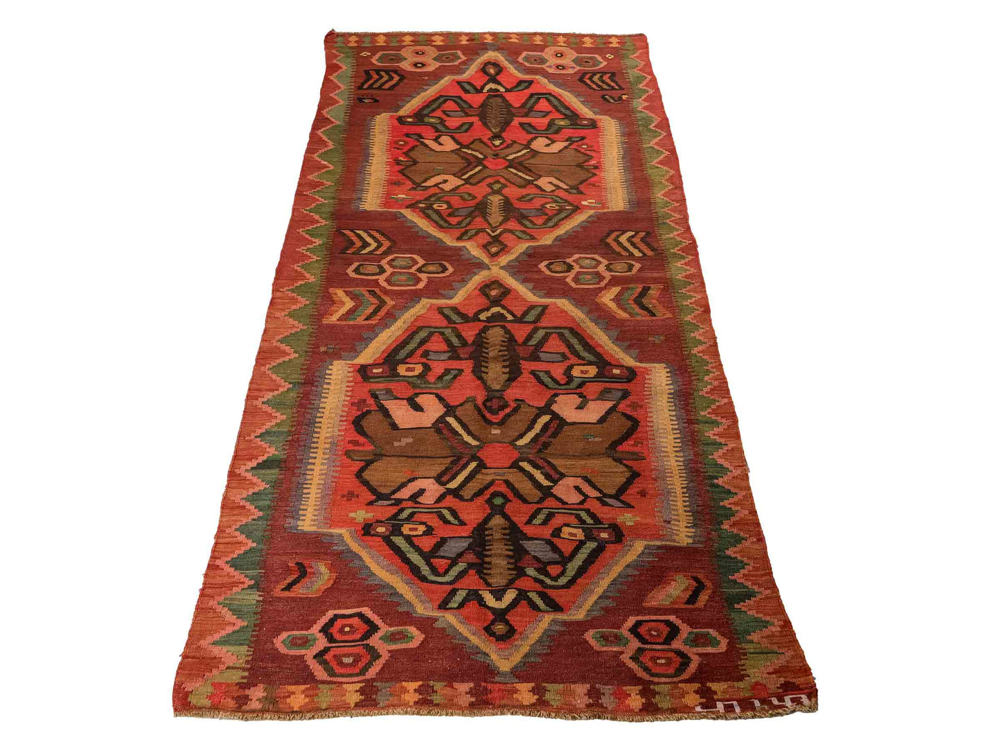 Antiker, handgeknüpfter, kaukasischer Kelim aus Wolle von Khademi. Farbe: Braun, beige, gelb,  orange, grün. Größe: 263 x 126 cm. Verkauf durch JUPITER Intl.