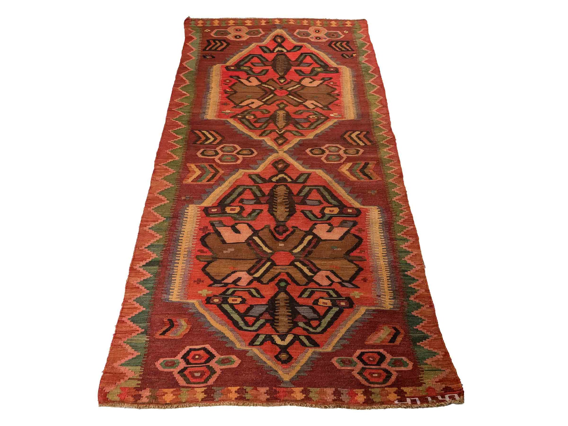 Antiker, handgeknüpfter, kaukasischer Kelim aus Wolle von Khademi. Farbe: Braun, beige, gelb,  orange, grün. Größe: 263 x 126 cm. Verkauf durch JUPITER Intl.