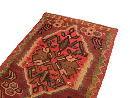 Antiker, handgewebter, kaukasischer Kelim aus Wolle von Khademi. Farbe: Braun, beige, gelb,  orange, grün. Größe: 263 x 126 cm. Verkauf durch JUPITER Intl.