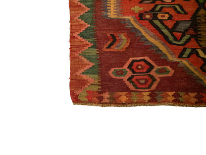 Antiker, handgewebter, kaukasischer Kelim aus Wolle von Khademi. Farbe: Braun, beige, gelb,  orange, grün. Größe: 263 x 126 cm. Verkauf durch JUPITER Intl.