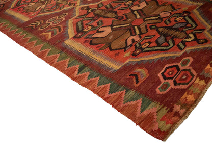 Antiker, handgewebter, kaukasischer Kelim aus Wolle von Khademi. Farbe: Braun, beige, gelb,  orange, grün. Größe: 263 x 126 cm. Verkauf durch JUPITER Intl.