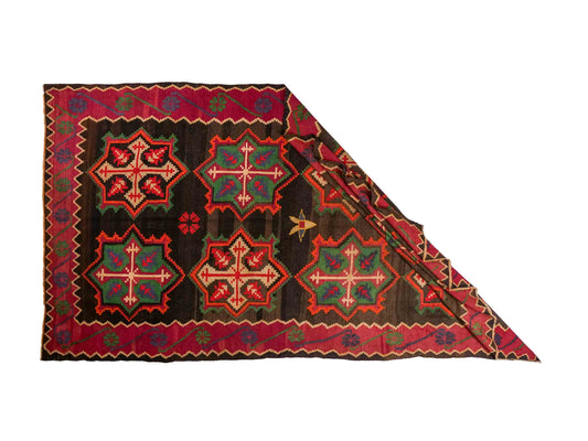 Antiker, handgeknüpfter, kaukasischer Kelim aus Wolle von Khademi. Farbe: Schwarz/braun, Rot, beige, grün. Größe: 303 x 158 cm. Verkauf durch JUPITER Intl.