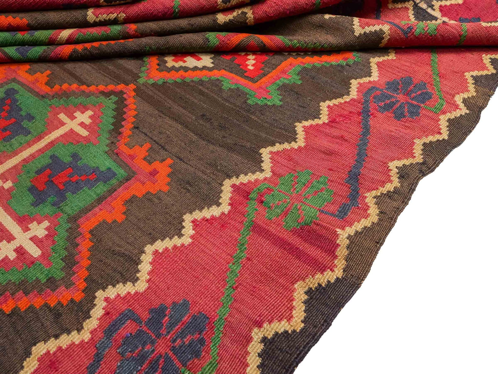 Antiker, handgewebter, kaukasischer Kelim aus Wolle von Khademi. Farbe: Schwarz/braun, Rot, beige, grün. Größe: 303 x 158 cm. Verkauf durch JUPITER Intl.