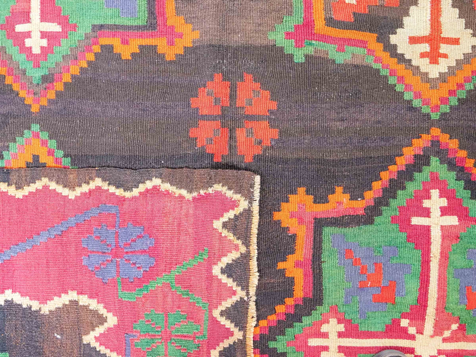 Antiker, handgewebter, kaukasischer Kelim aus Wolle von Khademi. Farbe: Schwarz/braun, Rot, beige, grün. Größe: 303 x 158 cm. Verkauf durch JUPITER Intl.