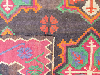 Antiker, handgewebter, kaukasischer Kelim aus Wolle von Khademi. Farbe: Schwarz/braun, Rot, beige, grün. Größe: 303 x 158 cm. Verkauf durch JUPITER Intl.