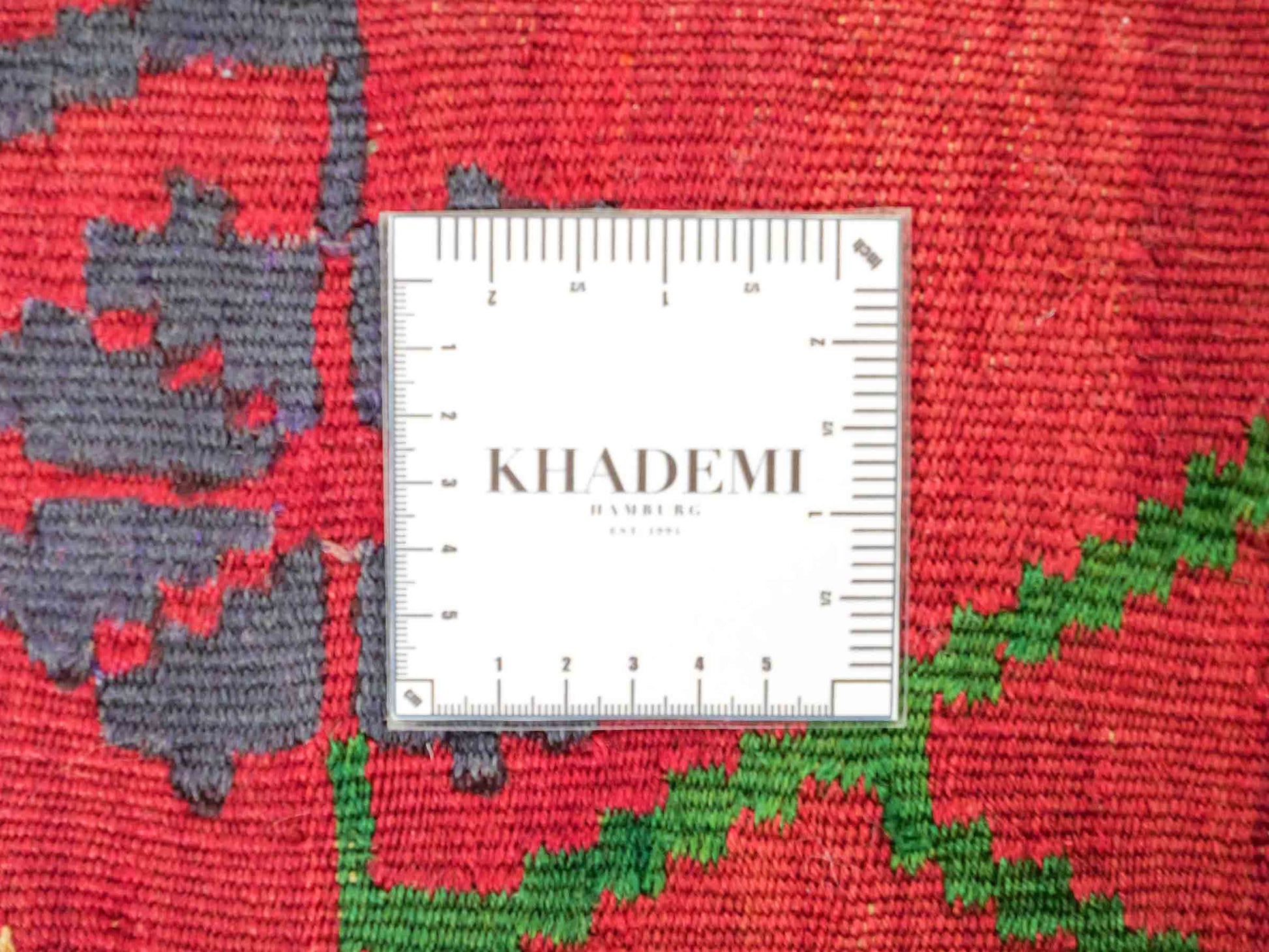 Antiker, handgewebter, kaukasischer Kelim aus Wolle von Khademi. Farbe: Schwarz/braun, Rot, beige, grün. Größe: 303 x 158 cm. Verkauf durch JUPITER Intl.