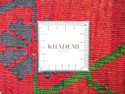 Antiker, handgewebter, kaukasischer Kelim aus Wolle von Khademi. Farbe: Schwarz/braun, Rot, beige, grün. Größe: 303 x 158 cm. Verkauf durch JUPITER Intl.