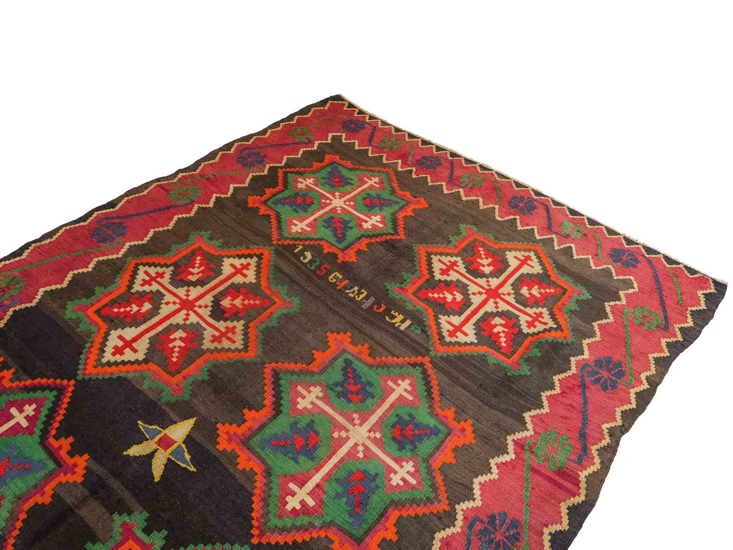 Antiker, handgewebter, kaukasischer Kelim aus Wolle von Khademi. Farbe: Schwarz/braun, Rot, beige, grün. Größe: 303 x 158 cm. Verkauf durch JUPITER Intl.