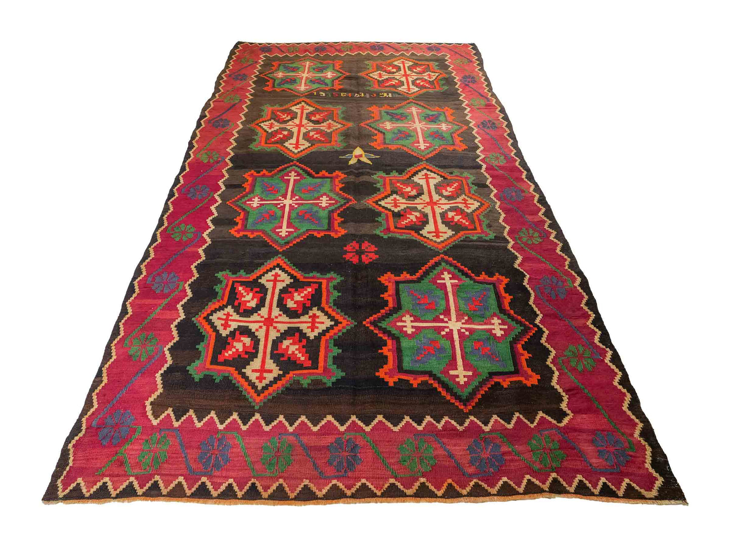 Antiker, handgewebter, kaukasischer Kelim aus Wolle von Khademi. Farbe: Schwarz/braun, Rot, beige, grün. Größe: 303 x 158 cm. Verkauf durch JUPITER Intl.