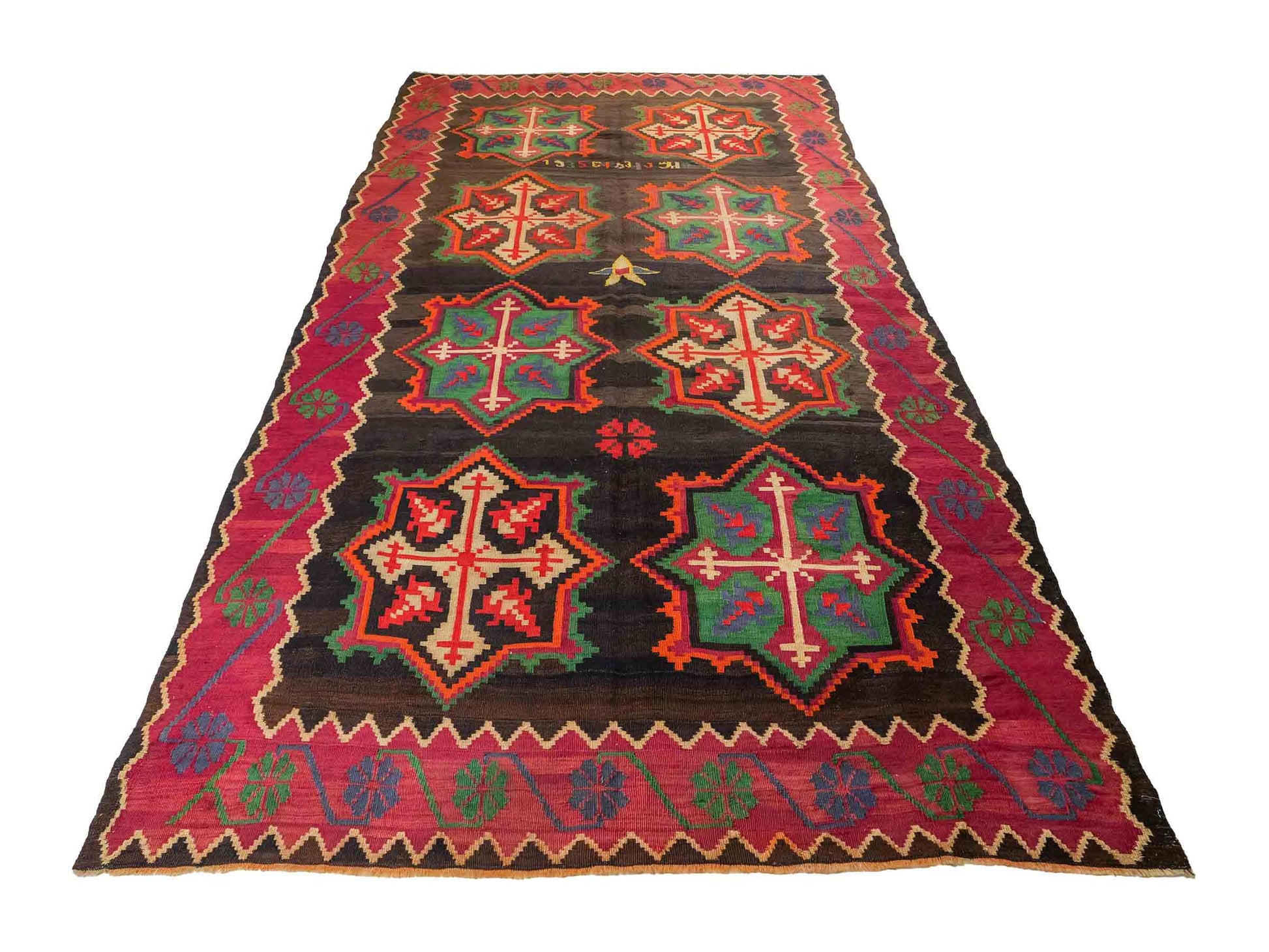 Antiker, handgewebter, kaukasischer Kelim aus Wolle von Khademi. Farbe: Schwarz/braun, Rot, beige, grün. Größe: 303 x 158 cm. Verkauf durch JUPITER Intl.