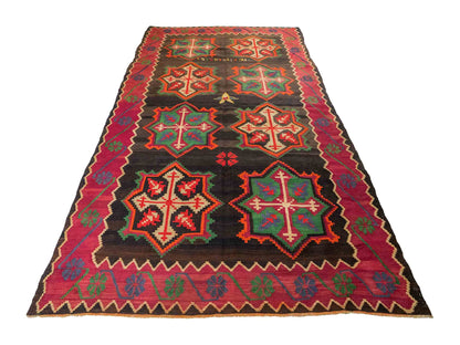 Antiker, handgewebter, kaukasischer Kelim aus Wolle von Khademi. Farbe: Schwarz/braun, Rot, beige, grün. Größe: 303 x 158 cm. Verkauf durch JUPITER Intl.