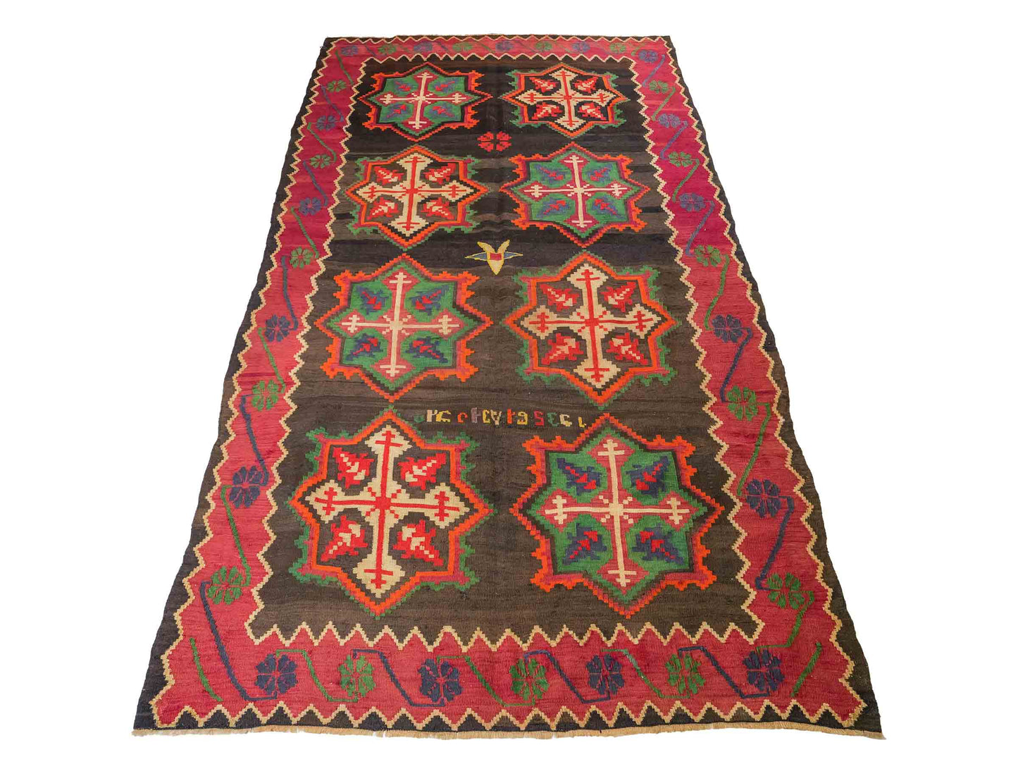 Antiker, handgewebter, kaukasischer Kelim aus Wolle von Khademi. Farbe: Schwarz/braun, Rot, beige, grün. Größe: 303 x 158 cm. Verkauf durch JUPITER Intl.