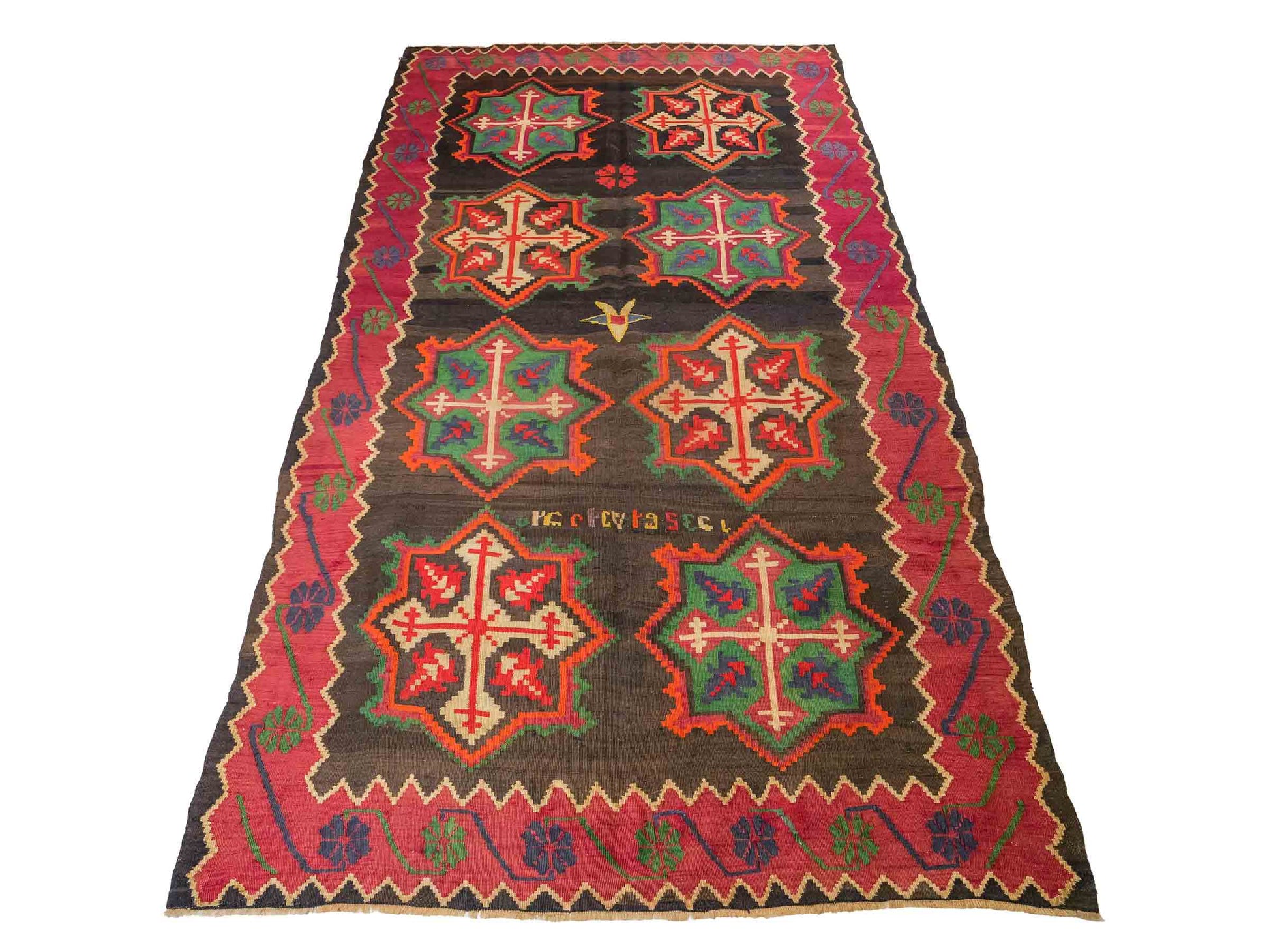 Antiker, handgewebter, kaukasischer Kelim aus Wolle von Khademi. Farbe: Schwarz/braun, Rot, beige, grün. Größe: 303 x 158 cm. Verkauf durch JUPITER Intl.