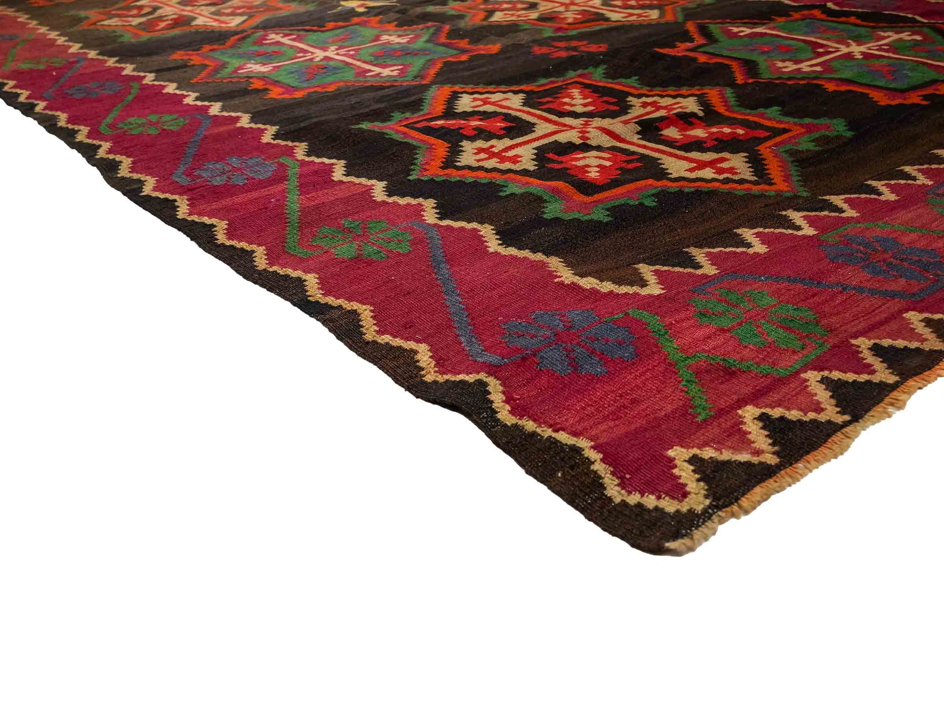 Antiker, handgewebter, kaukasischer Kelim aus Wolle von Khademi. Farbe: Schwarz/braun, Rot, beige, grün. Größe: 303 x 158 cm. Verkauf durch JUPITER Intl.