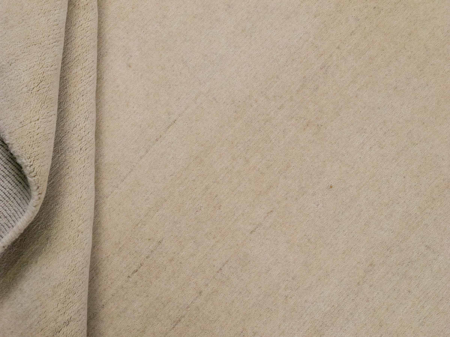 Moderner, Handloom Lori Gabbeh Orientteppich von Khademi aus Wolle, cremeweiß. Nomaden-Design. Produziert in Indien. Größe: 141x102cm. Teppichnummer: KB4-1561. Verkauf durch Jupiter Intl.