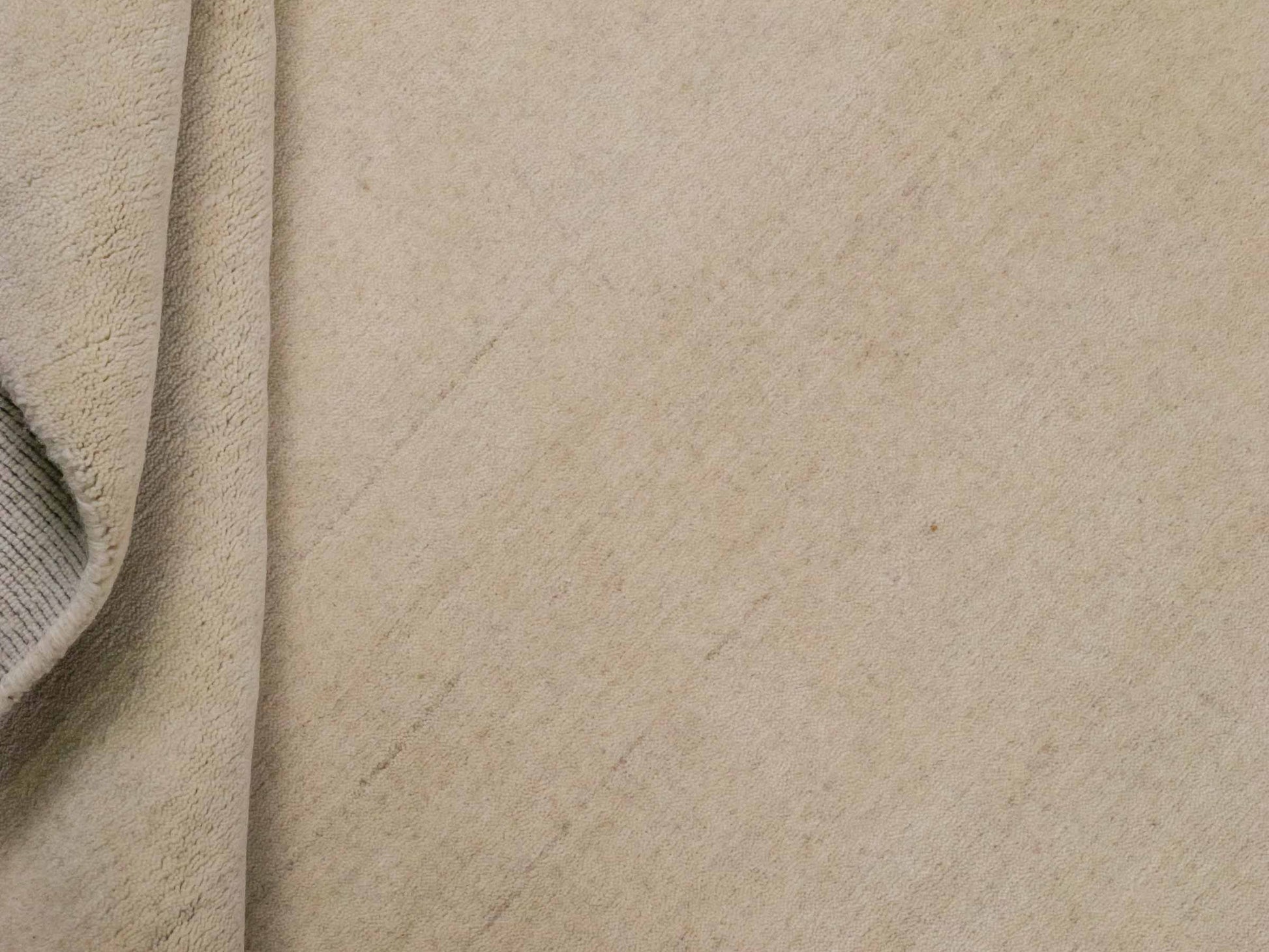 Moderner, Handloom Lori Gabbeh Orientteppich von Khademi aus Wolle, cremeweiß. Nomaden-Design. Produziert in Indien. Größe: 141x102cm. Teppichnummer: KB4-1561. Verkauf durch Jupiter Intl.