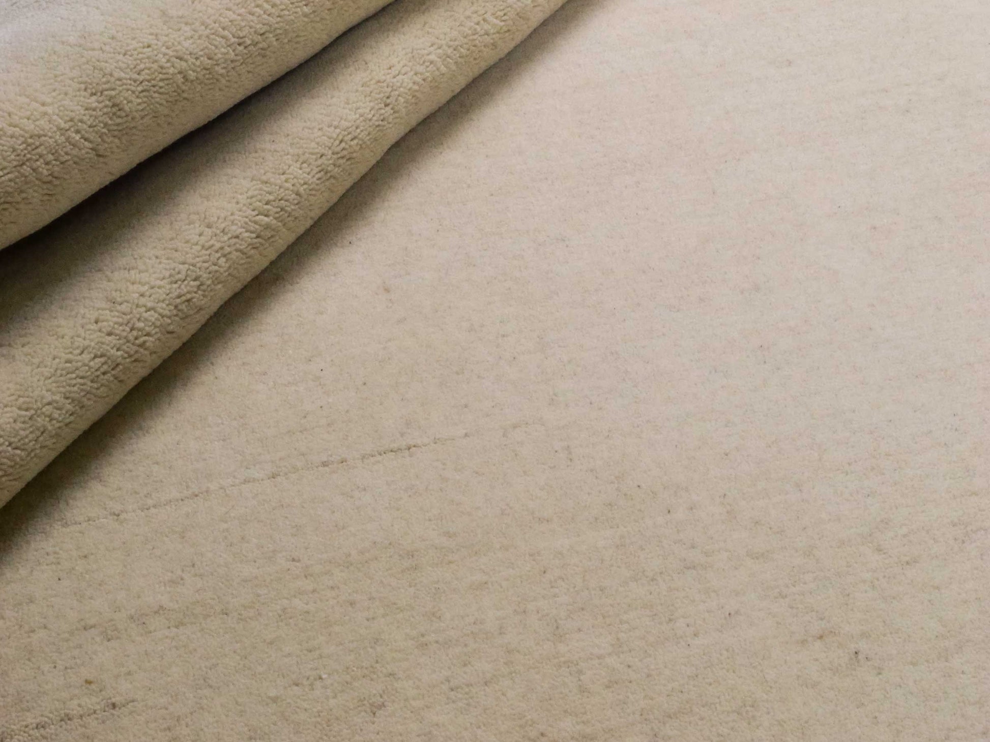 Moderner, Handloom Lori Gabbeh Orientteppich von Khademi aus Wolle, cremeweiß. Nomaden-Design. Produziert in Indien. Größe: 141x102cm. Teppichnummer: KB4-1561. Verkauf durch Jupiter Intl.