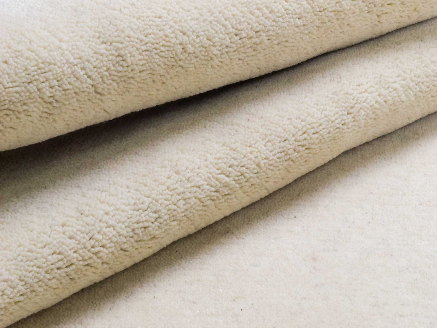 Moderner, Handloom Lori Gabbeh Orientteppich von Khademi aus Wolle, cremeweiß. Nomaden-Design. Produziert in Indien. Größe: 141x102cm. Teppichnummer: KB4-1561. Verkauf durch Jupiter Intl.