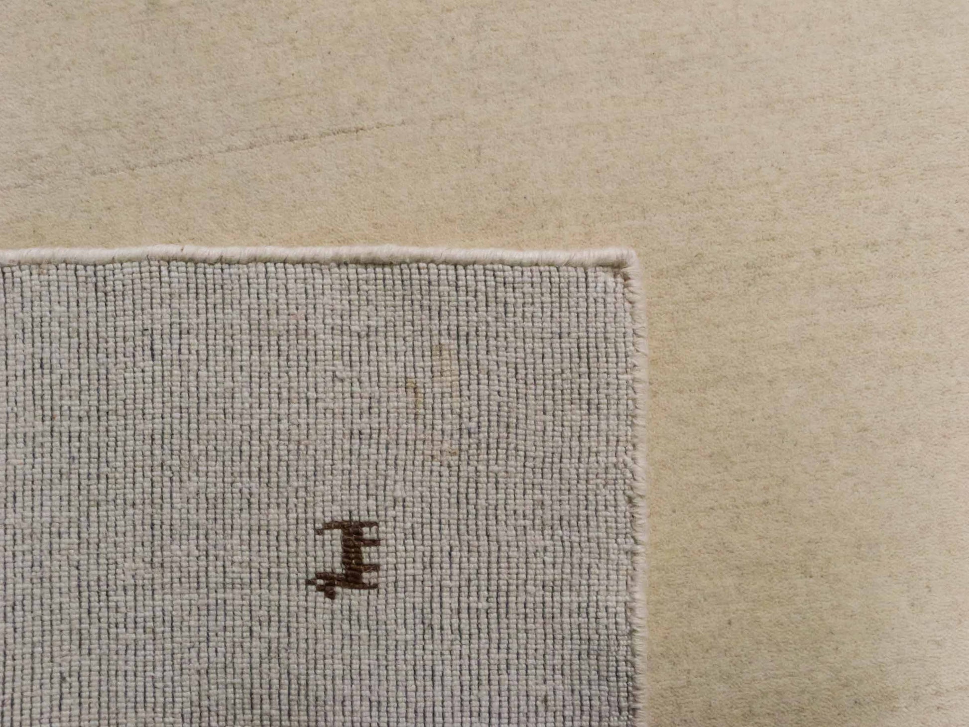 Moderner, Handloom Lori Gabbeh Orientteppich von Khademi aus Wolle, cremeweiß. Nomaden-Design. Produziert in Indien. Größe: 141x102cm. Teppichnummer: KB4-1561. Verkauf durch Jupiter Intl.