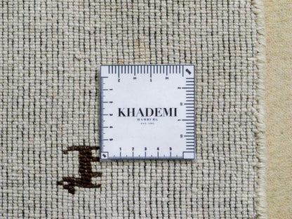 Moderner, Handloom Lori Gabbeh Orientteppich von Khademi aus Wolle, cremeweiß. Nomaden-Design. Produziert in Indien. Größe: 141x102cm. Teppichnummer: KB4-1561. Verkauf durch Jupiter Intl.