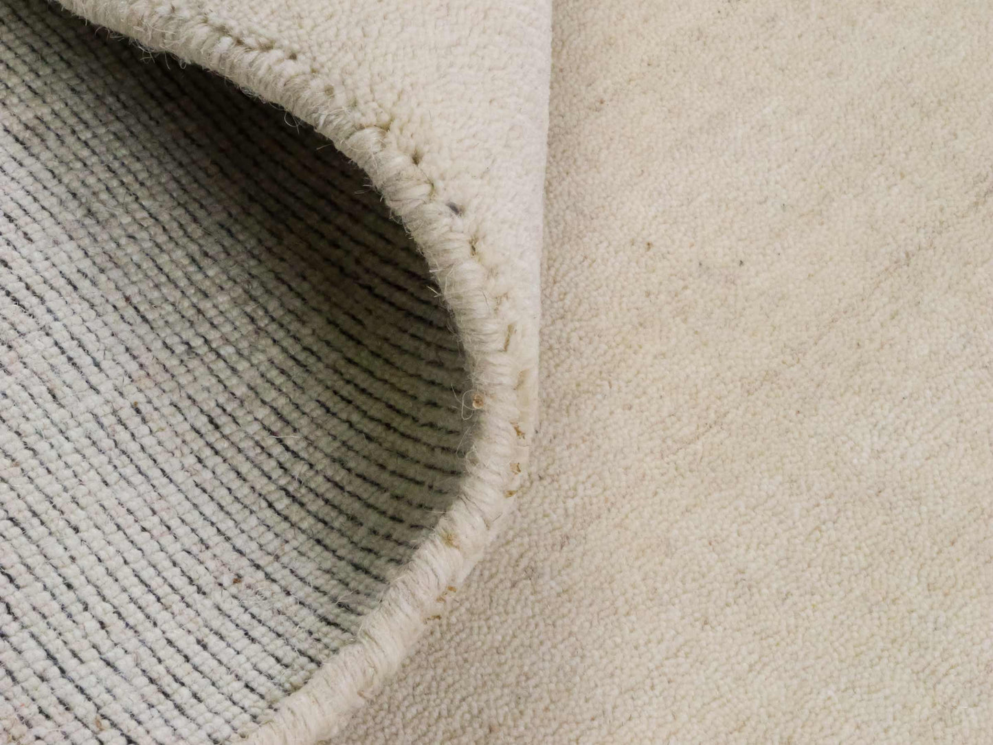 Moderner, Handloom Lori Gabbeh Orientteppich von Khademi aus Wolle, cremeweiß. Nomaden-Design. Produziert in Indien. Größe: 141x102cm. Teppichnummer: KB4-1561. Verkauf durch Jupiter Intl.