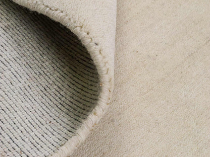 Moderner, Handloom Lori Gabbeh Orientteppich von Khademi aus Wolle, cremeweiß. Nomaden-Design. Produziert in Indien. Größe: 141x102cm. Teppichnummer: KB4-1561. Verkauf durch Jupiter Intl.