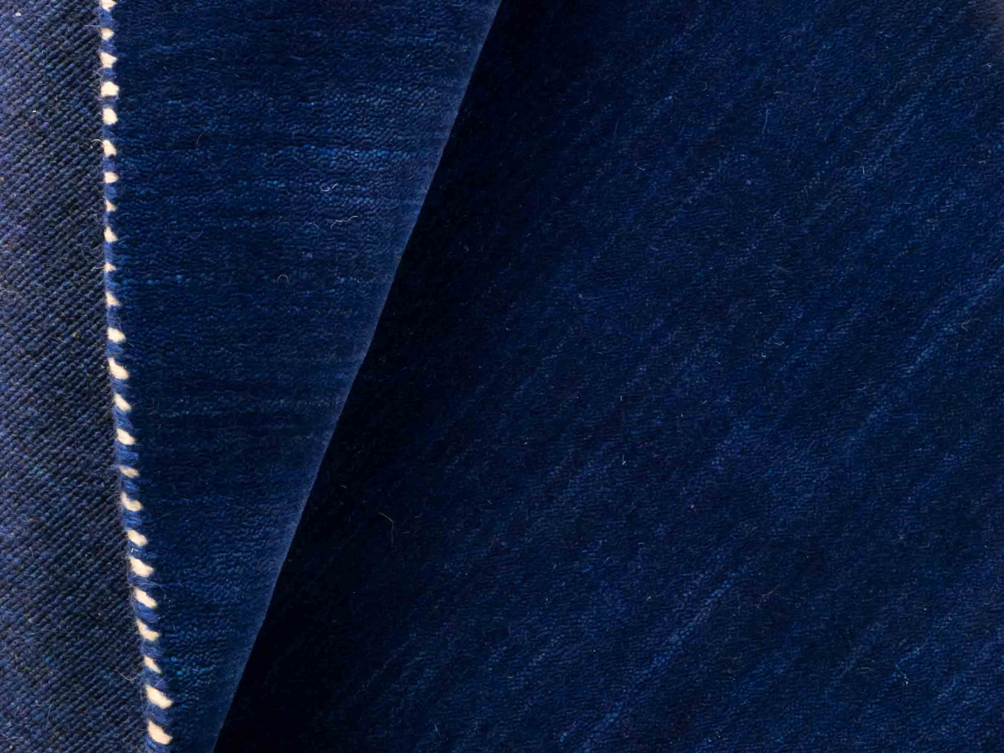 Moderner, Handloom Lori Gabbeh Orientteppich von Khademi aus Wolle, blau. Geometrisches Nomaden-Design. Produziert in Indien. Größe: 144x74cm. Teppichnummer: KB4-1516. Verkauf durch Jupiter Intl.