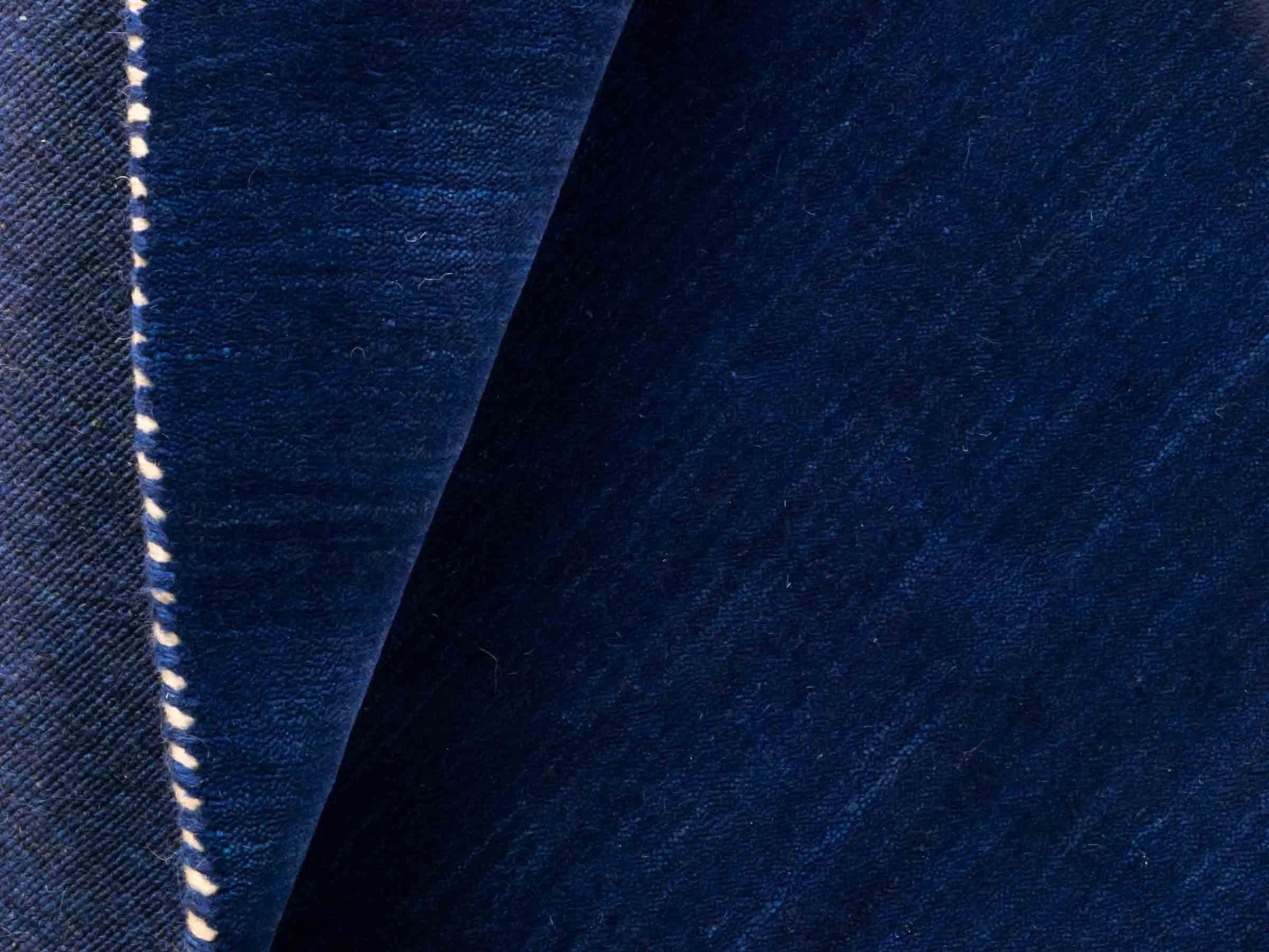 Moderner, Handloom Lori Gabbeh Orientteppich von Khademi aus Wolle, blau. Geometrisches Nomaden-Design. Produziert in Indien. Größe: 144x74cm. Teppichnummer: KB4-1516. Verkauf durch Jupiter Intl.