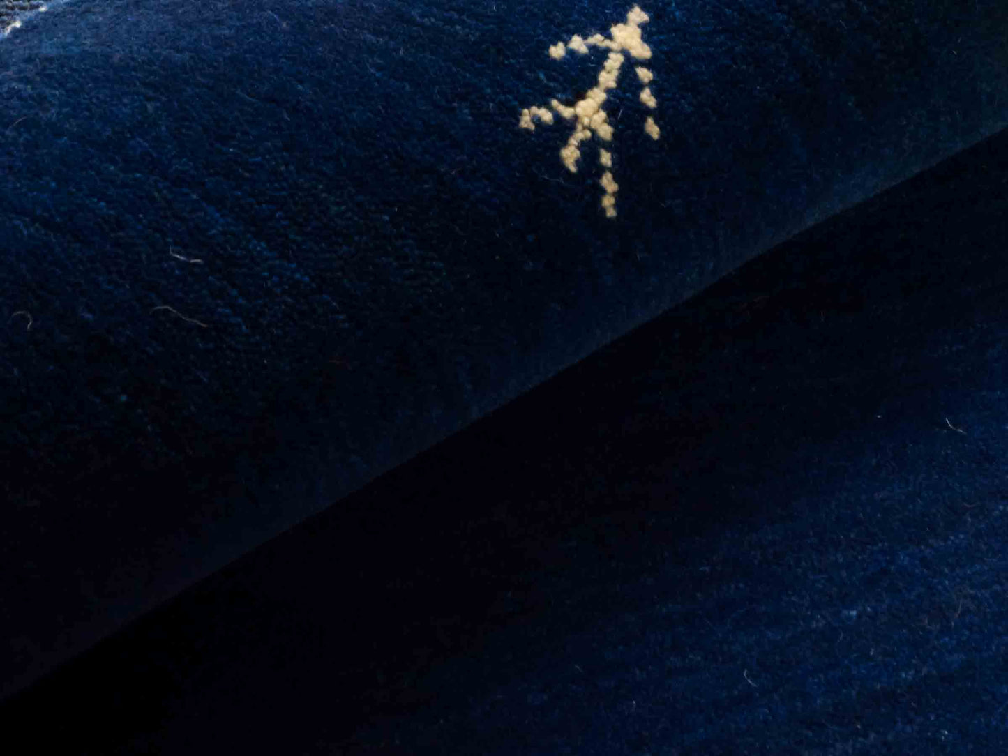 Moderner, Handloom Lori Gabbeh Orientteppich von Khademi aus Wolle, blau. Geometrisches Nomaden-Design. Produziert in Indien. Größe: 144x74cm. Teppichnummer: KB4-1516. Verkauf durch Jupiter Intl.