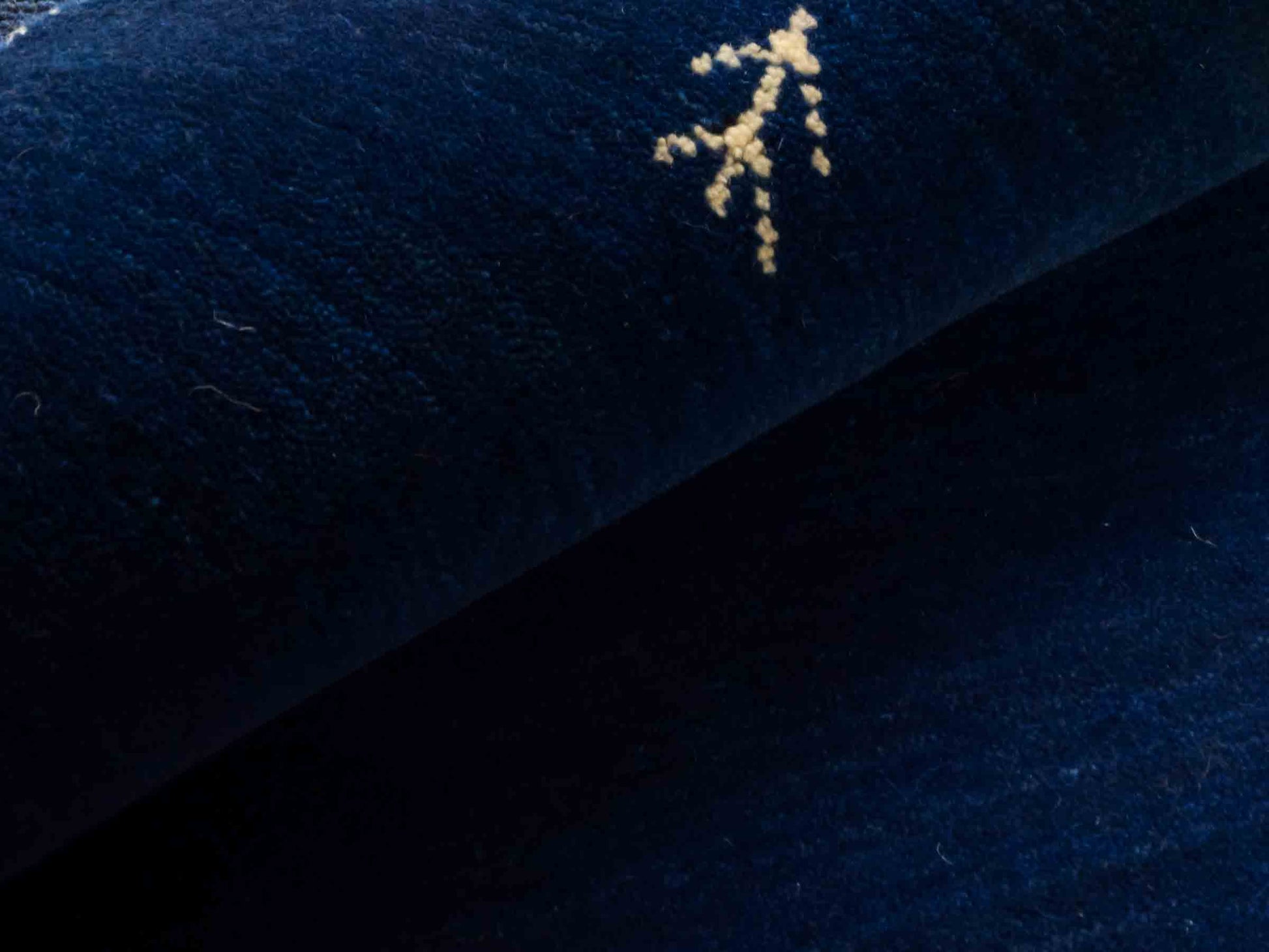 Moderner, Handloom Lori Gabbeh Orientteppich von Khademi aus Wolle, blau. Geometrisches Nomaden-Design. Produziert in Indien. Größe: 144x74cm. Teppichnummer: KB4-1516. Verkauf durch Jupiter Intl.