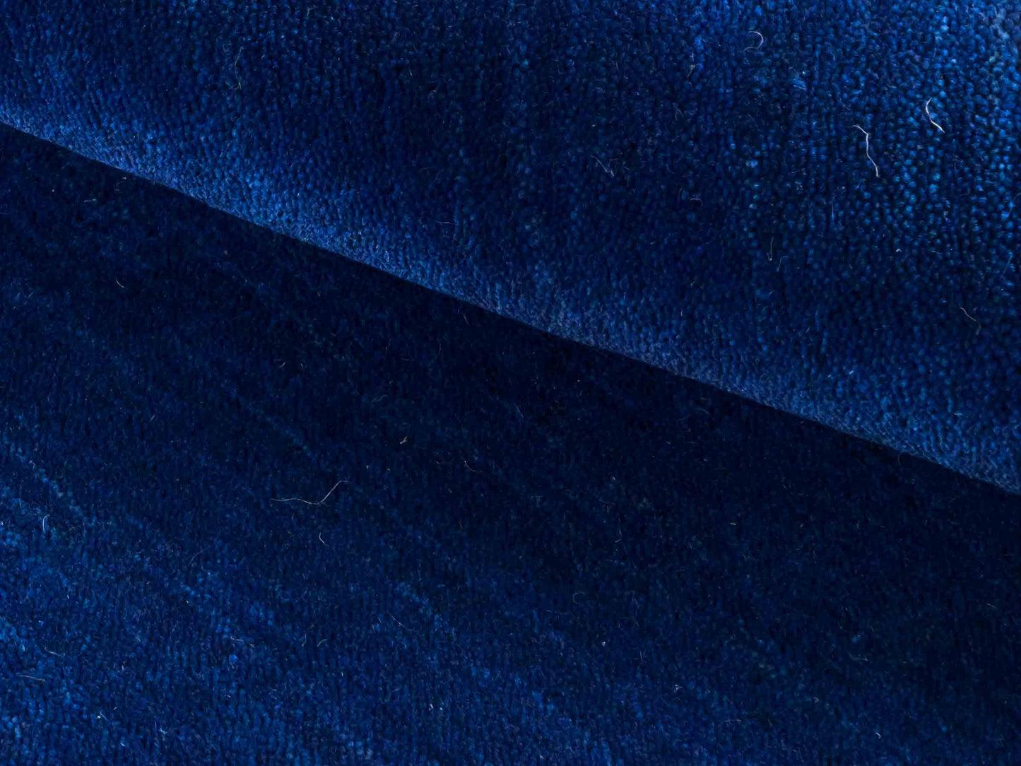 Moderner, Handloom Lori Gabbeh Orientteppich von Khademi aus Wolle, blau. Geometrisches Nomaden-Design. Produziert in Indien. Größe: 144x74cm. Teppichnummer: KB4-1516. Verkauf durch Jupiter Intl.