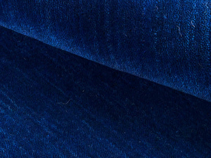 Moderner, Handloom Lori Gabbeh Orientteppich von Khademi aus Wolle, blau. Geometrisches Nomaden-Design. Produziert in Indien. Größe: 144x74cm. Teppichnummer: KB4-1516. Verkauf durch Jupiter Intl.