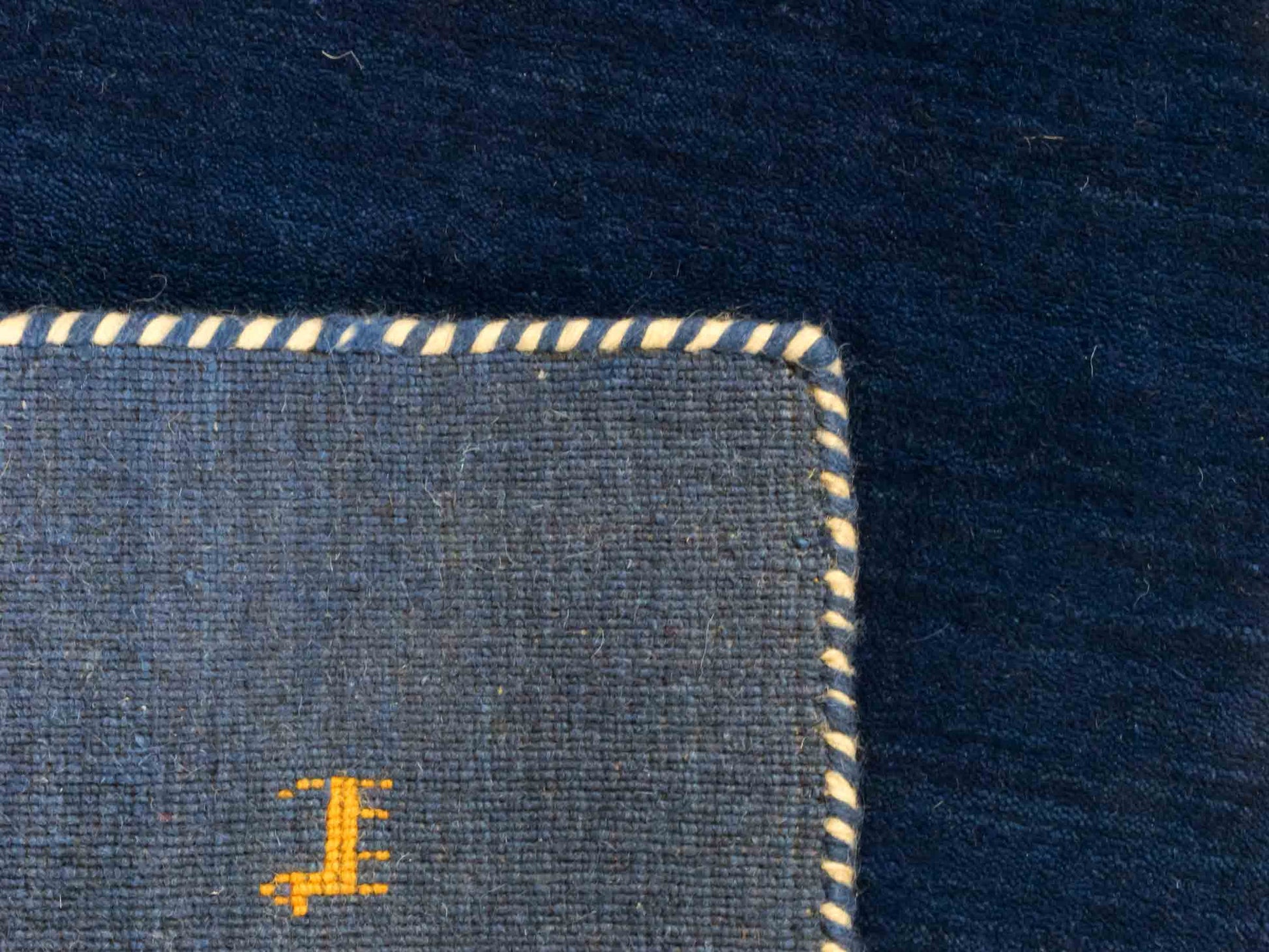 Moderner, Handloom Lori Gabbeh Orientteppich von Khademi aus Wolle, blau. Geometrisches Nomaden-Design. Produziert in Indien. Größe: 144x74cm. Teppichnummer: KB4-1516. Verkauf durch Jupiter Intl.