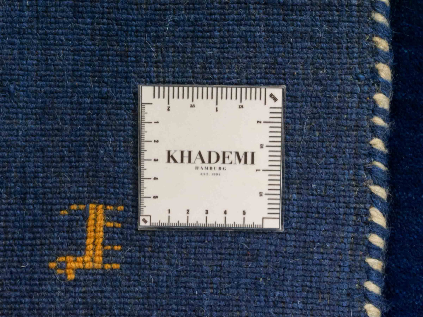 Moderner, Handloom Lori Gabbeh Orientteppich von Khademi aus Wolle, blau. Geometrisches Nomaden-Design. Produziert in Indien. Größe: 144x74cm. Teppichnummer: KB4-1516. Verkauf durch Jupiter Intl.