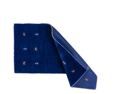 Moderner, Handloom Lori Gabbeh Orientteppich von Khademi aus Wolle, blau. Geometrisches Nomaden-Design. Produziert in Indien. Größe: 144x74cm. Teppichnummer: KB4-1516. Verkauf durch Jupiter Intl.