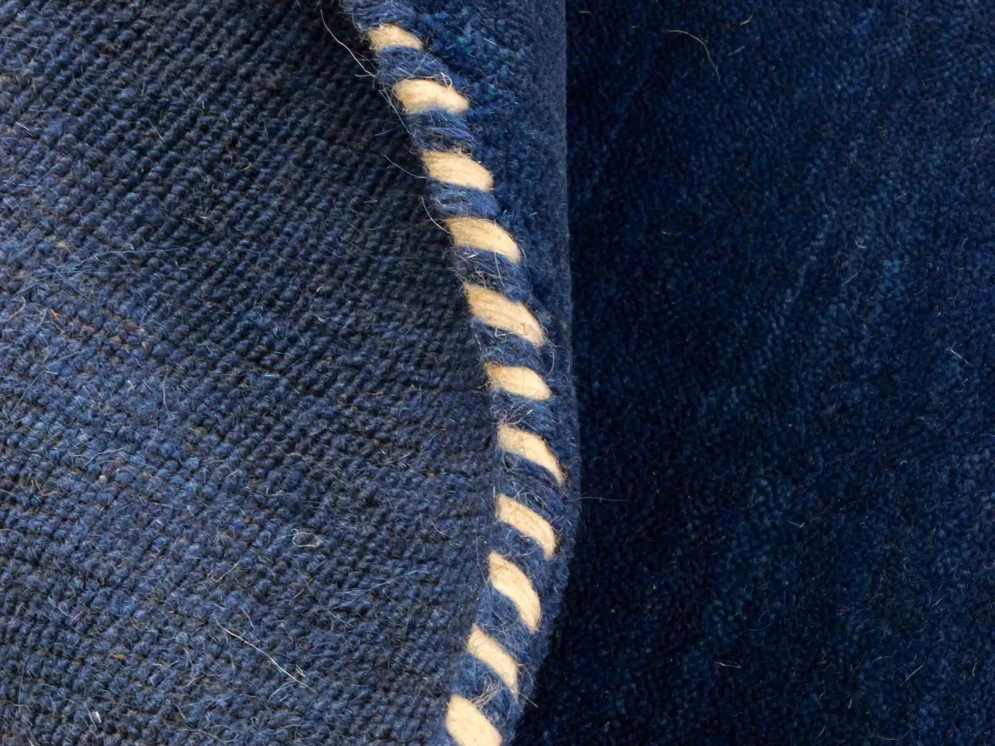 Moderner, Handloom Lori Gabbeh Orientteppich von Khademi aus Wolle, blau. Geometrisches Nomaden-Design. Produziert in Indien. Größe: 144x74cm. Teppichnummer: KB4-1516. Verkauf durch Jupiter Intl.