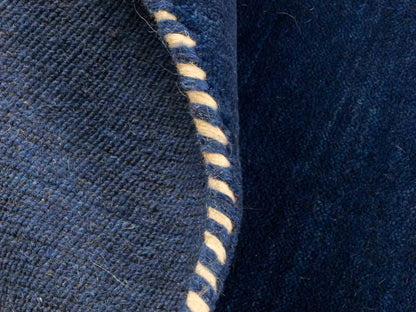 Moderner, Handloom Lori Gabbeh Orientteppich von Khademi aus Wolle, blau. Geometrisches Nomaden-Design. Produziert in Indien. Größe: 144x74cm. Teppichnummer: KB4-1516. Verkauf durch Jupiter Intl.