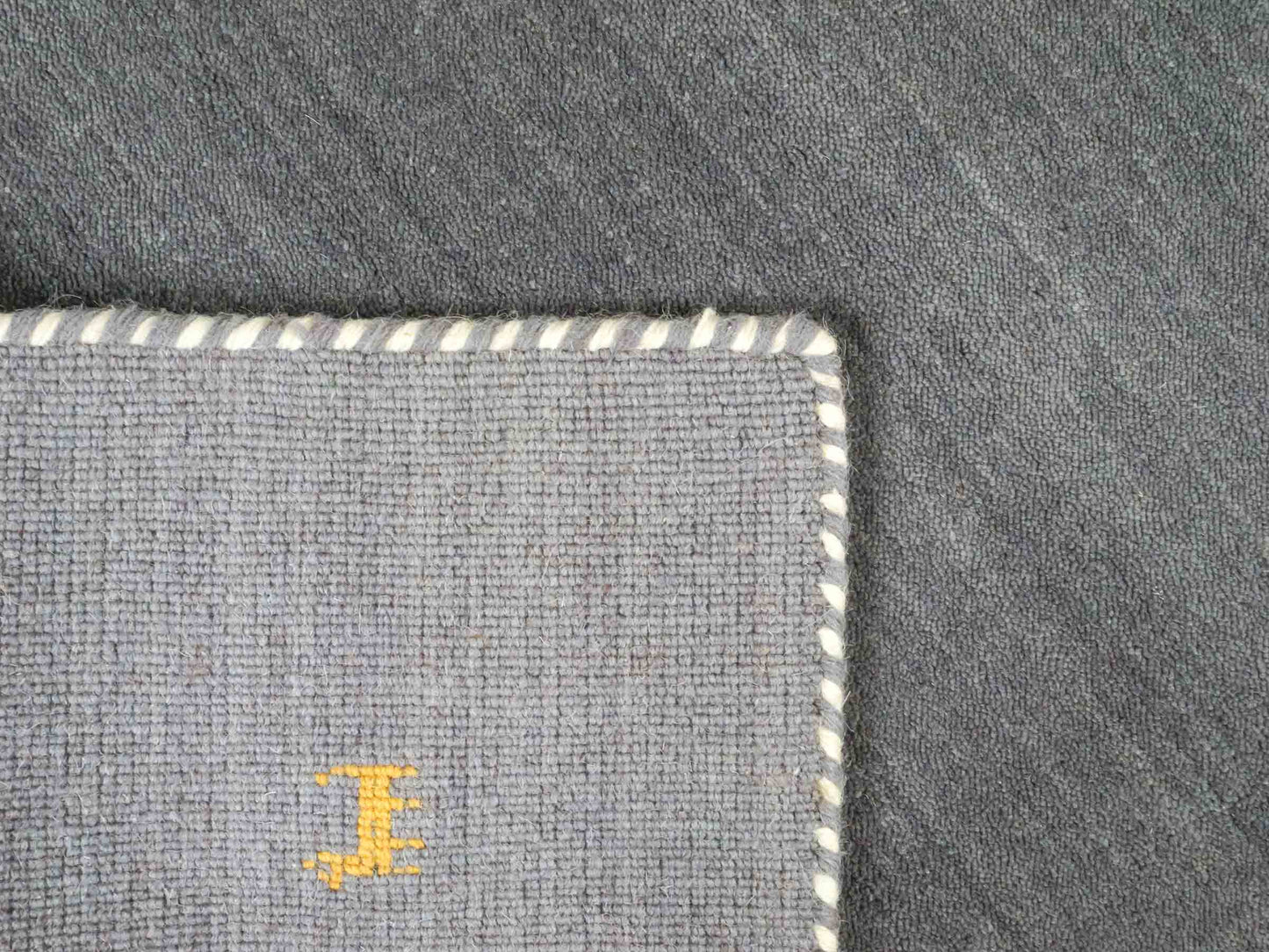 Moderner, Handloom Lori Gabbeh Orientteppich von Khademi aus Wolle, grau. Nomaden-Design. Produziert in Indien. Größe: 145x79cm. Teppichnummer: KB4-1538. Verkauf durch Jupiter Intl.