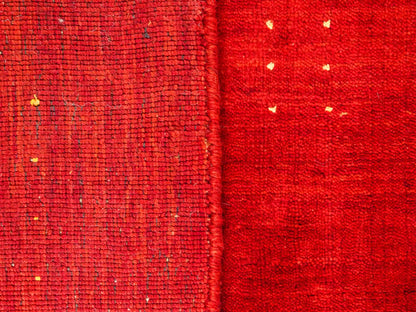 Moderner, Handloom Lori Gabbeh Orientteppich von Khademi aus Wolle, rot. Geometrisches Nomaden-Design. Produziert in Indien. Größe: 145x87cm. Teppichnummer: KB4-1509. Verkauf durch Jupiter Intl.