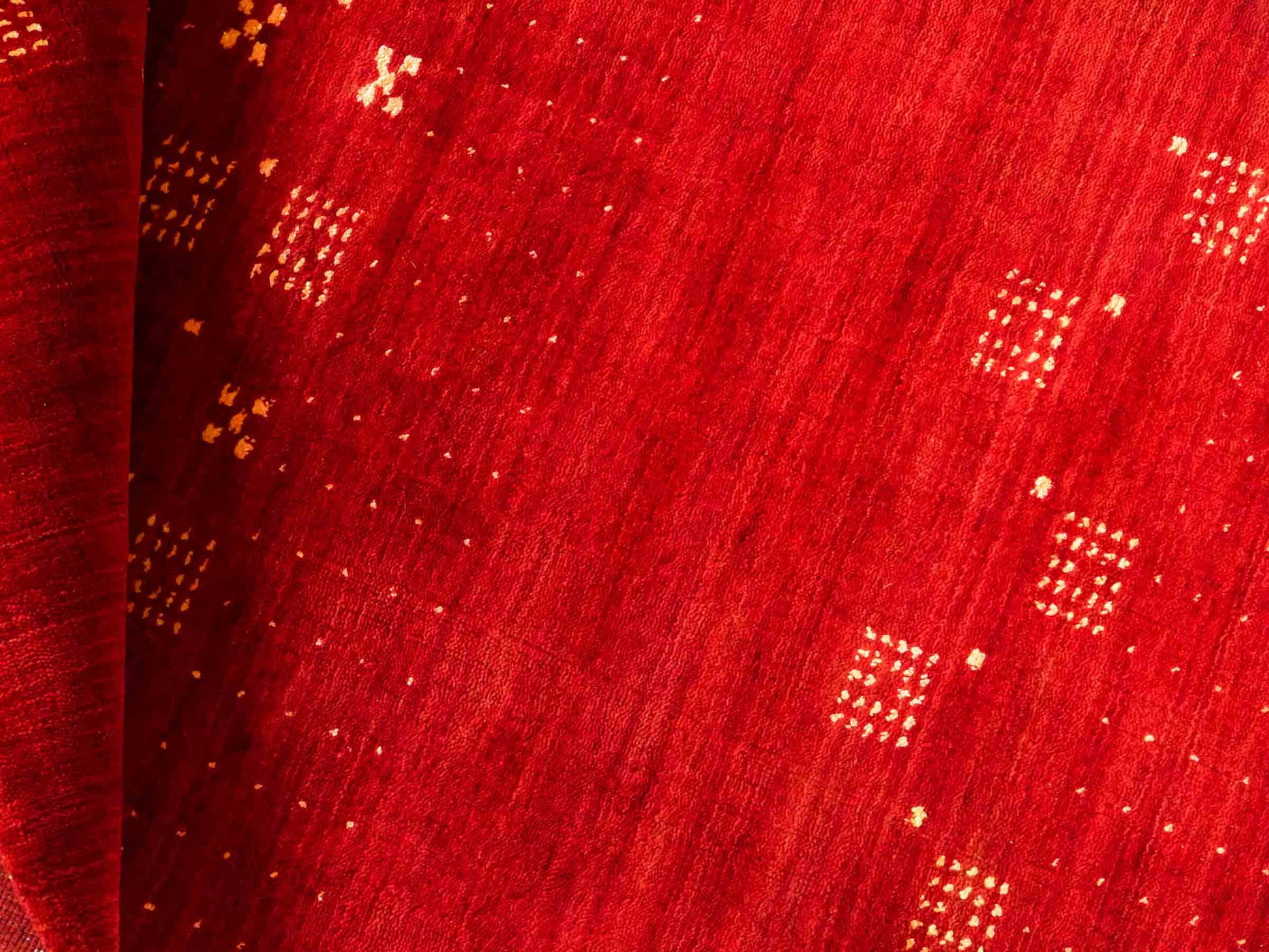 Moderner, Handloom Lori Gabbeh Orientteppich von Khademi aus Wolle, rot. Geometrisches Nomaden-Design. Produziert in Indien. Größe: 145x89cm. Teppichnummer: KB4-1507. Verkauf durch Jupiter Intl.