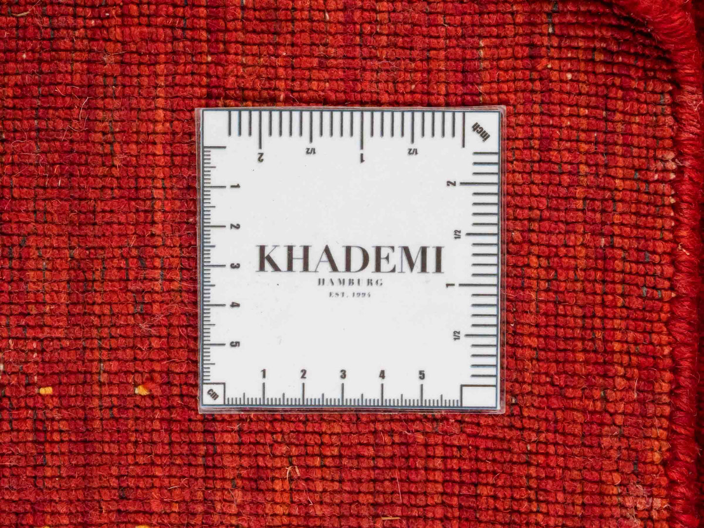 Moderner, Handloom Lori Gabbeh Orientteppich von Khademi aus Wolle, rot. Geometrisches Nomaden-Design. Produziert in Indien. Größe: 145x89cm. Teppichnummer: KB4-1507. Verkauf durch Jupiter Intl.