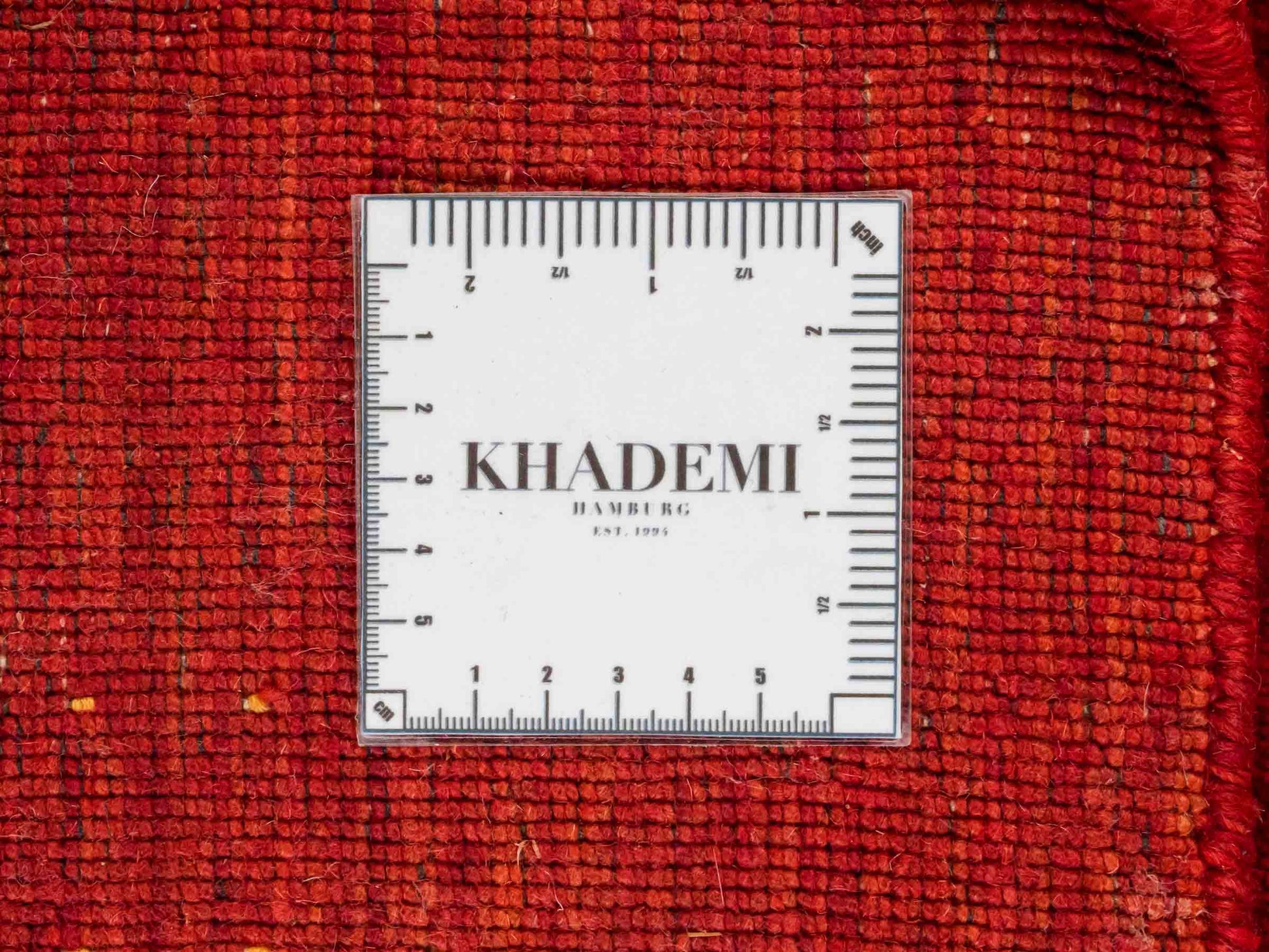 Moderner, Handloom Lori Gabbeh Orientteppich von Khademi aus Wolle, rot. Geometrisches Nomaden-Design. Produziert in Indien. Größe: 145x89cm. Teppichnummer: KB4-1507. Verkauf durch Jupiter Intl.